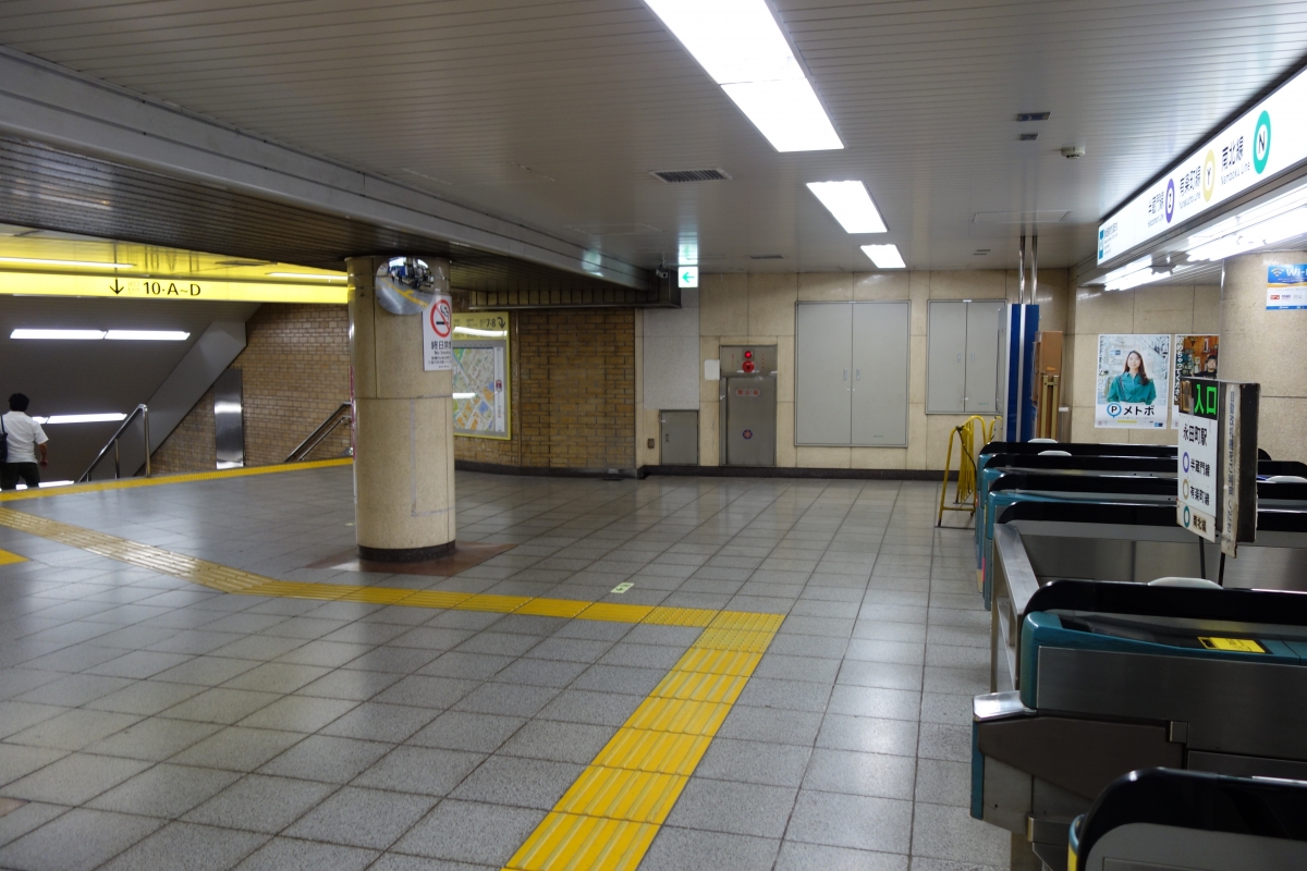 永田町駅改札を出て目の前の階段を下ります